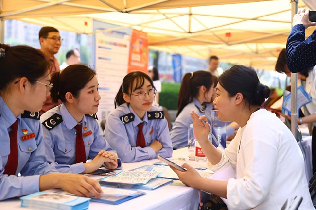 图为政策宣传现场